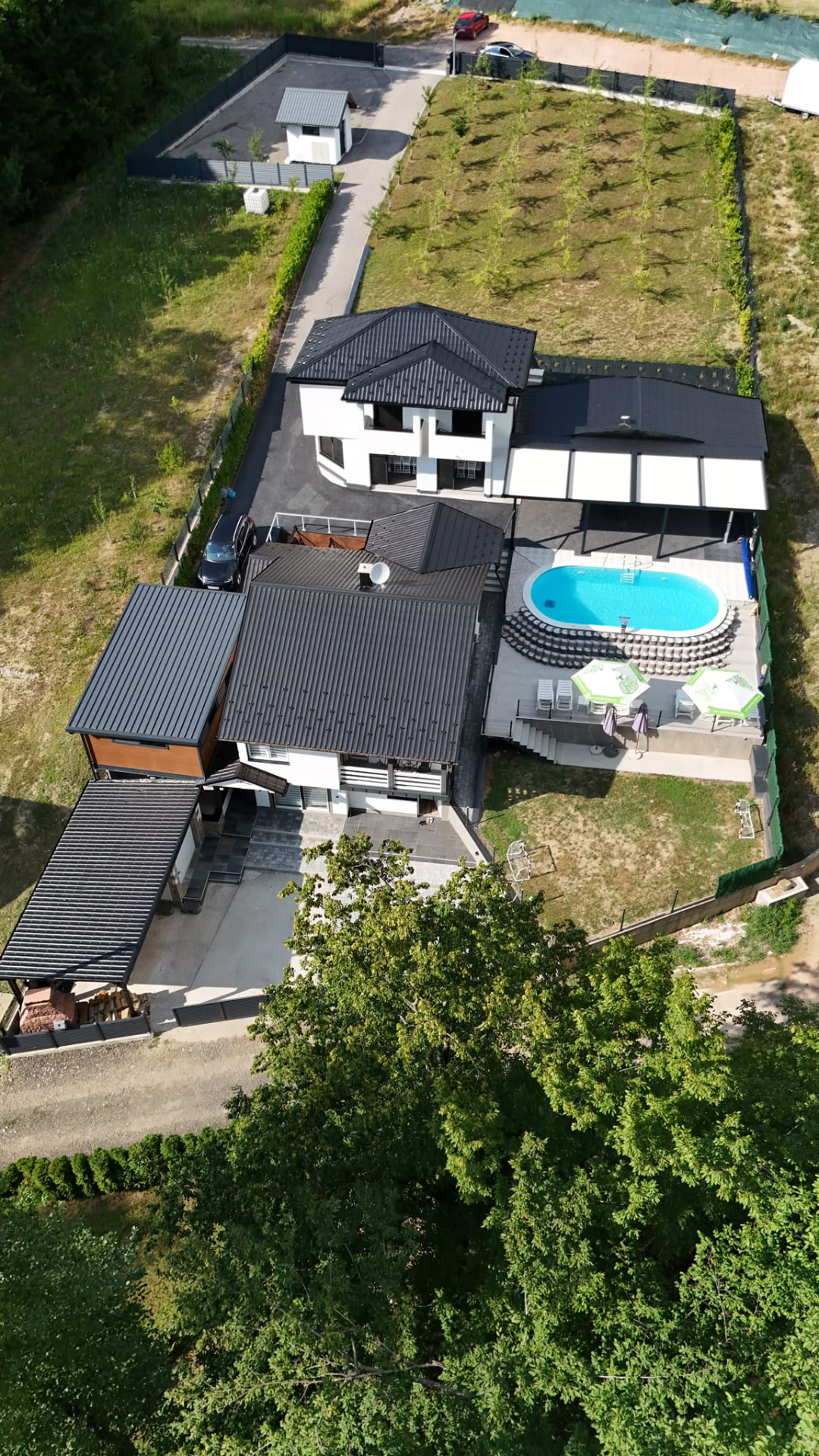 Villa TEA Slatina iz zraka — bazen, dvorište i šuma