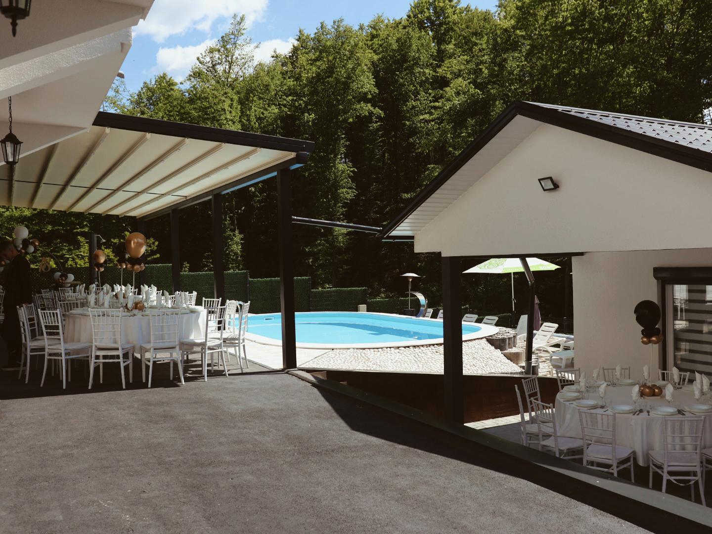 Bazen i luksuzna vila TEA okružena zelenilom