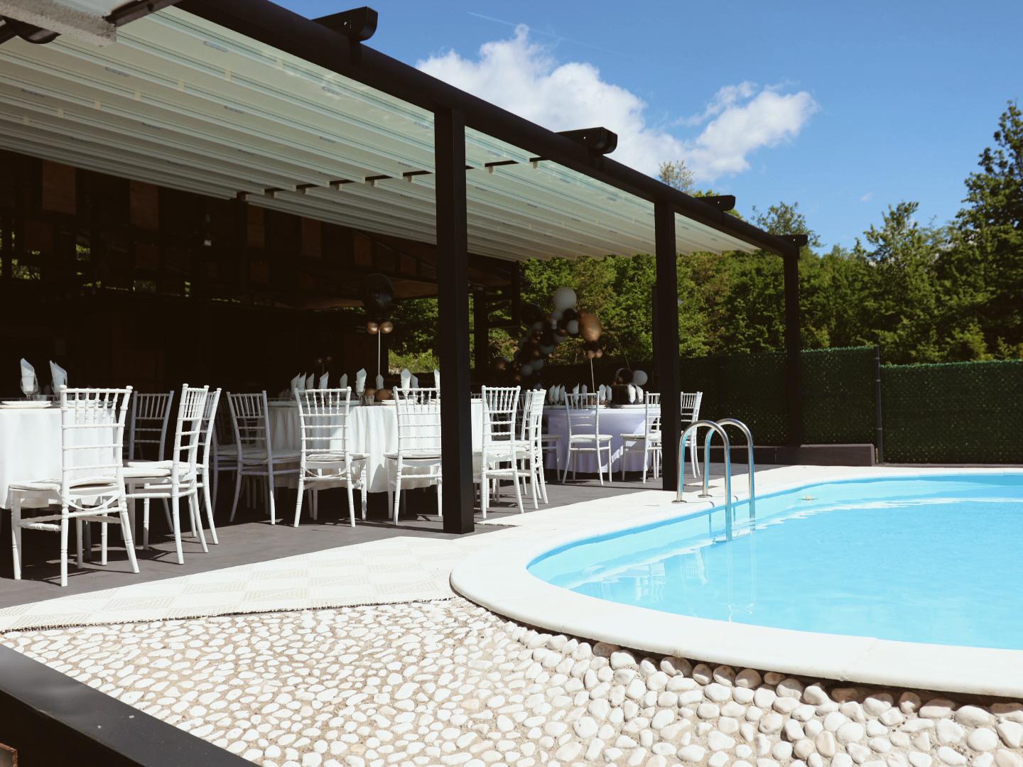 Bazen i pergola uz villu TEA u Slatini